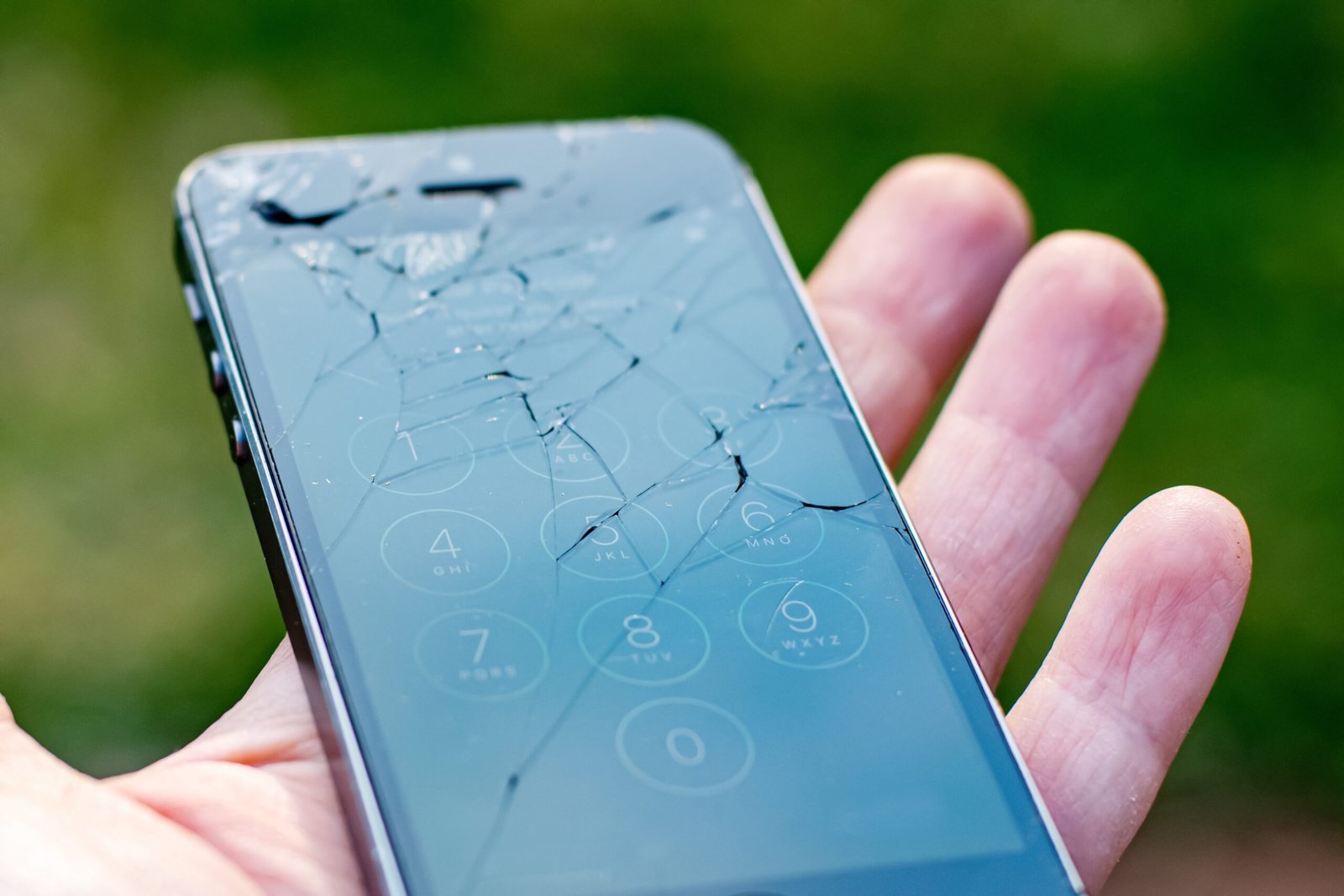 broken-mobile-phone-with-smashed-screen-2023-11-27-05-07-11-utc